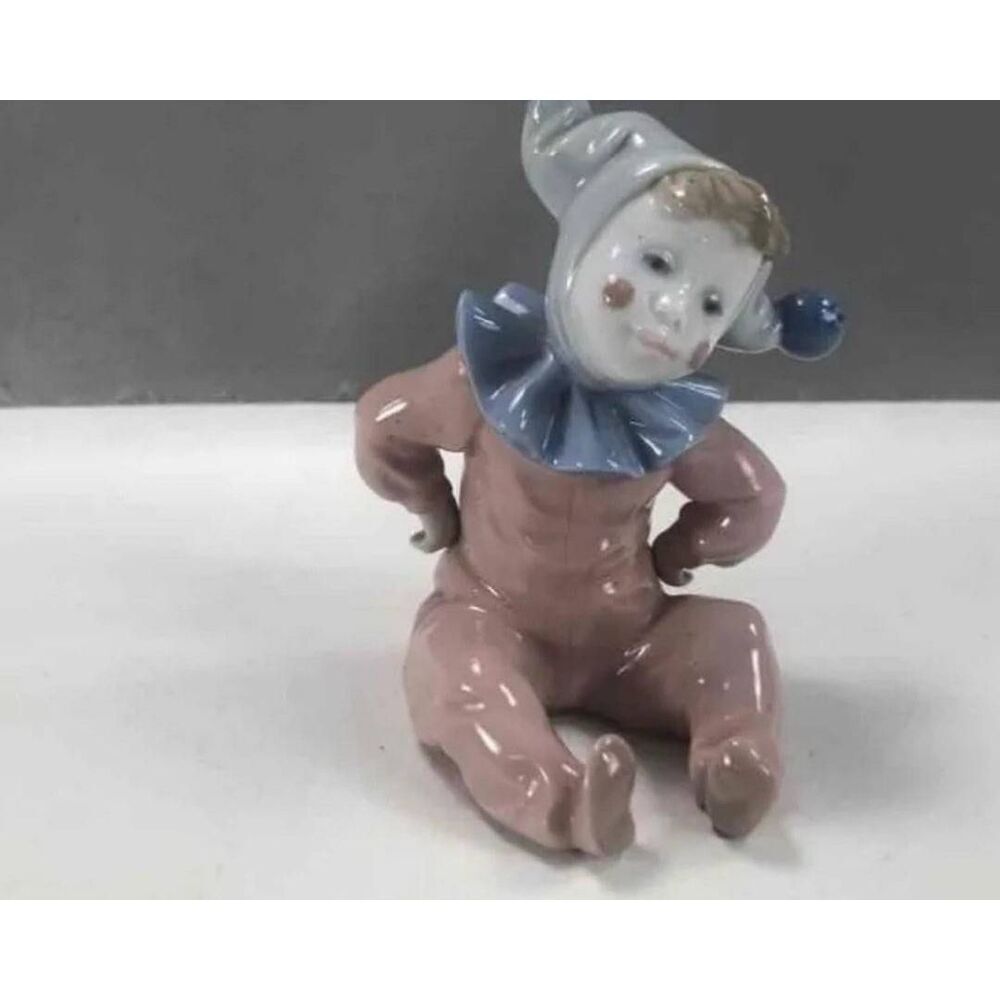 NAO / LLARDO FIGURINE PORCELAIN Boy Circus Clown Jester Sitting Figurine Jingles